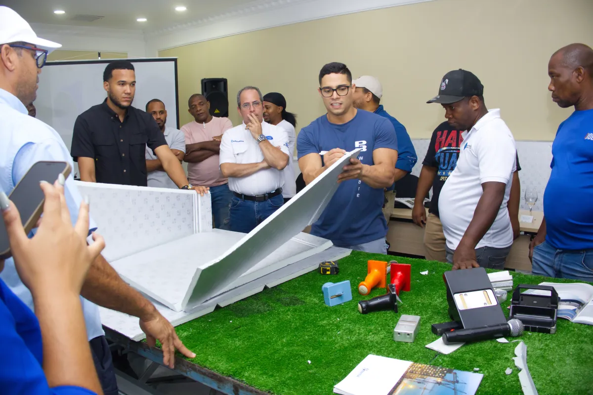 Demostración práctica de corte y armado de ductos preaislados P3ductal ante ingenieros e instaladores